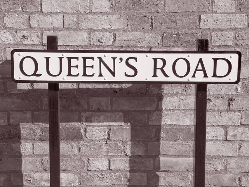Apostrophes queens road sign 640 x 853